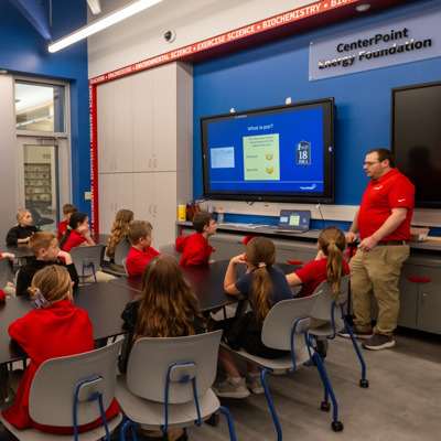 Elementary-aged students attend a session in the STEM Discovery Lab.