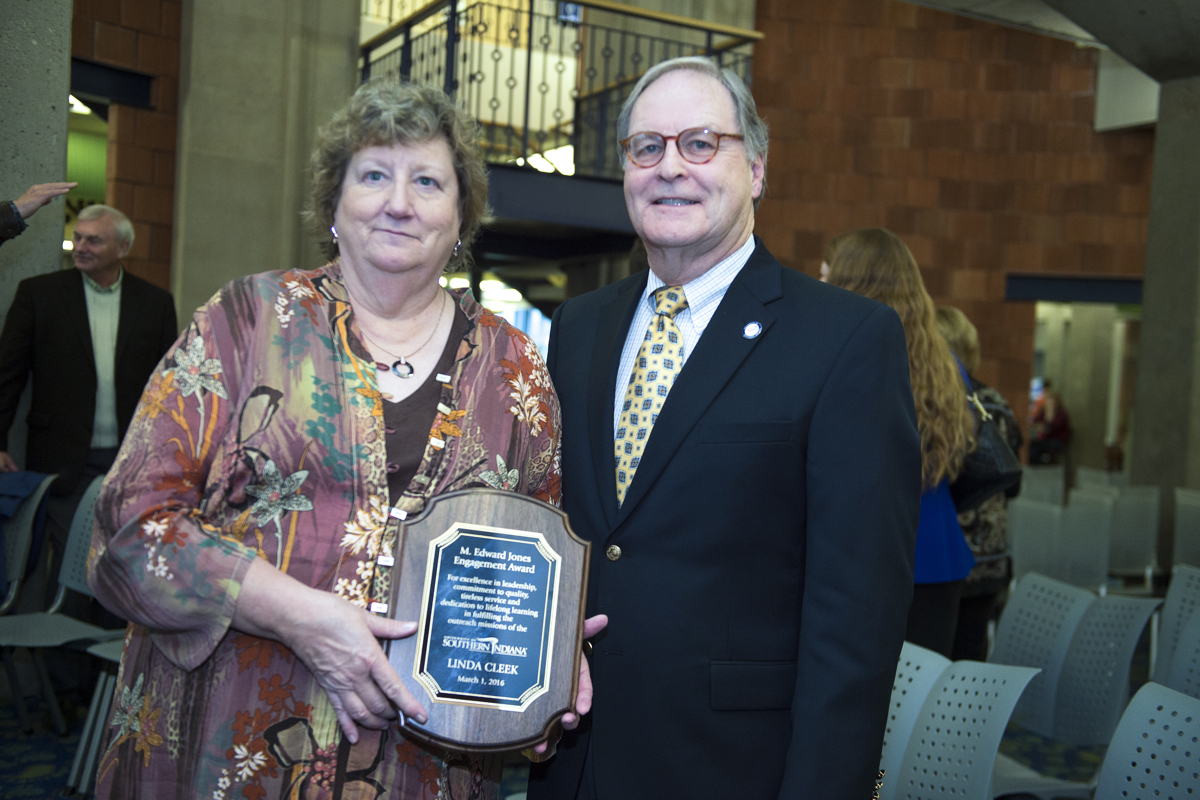 Ed Jones, vice provost emeritus for the USI's Outreach and Engagement, presented Linda Cleek with the 2016 M. Edward Jones Engagement Award.