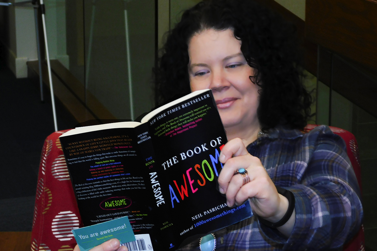 Shannon Hoehn reviews The Book of Awesome.