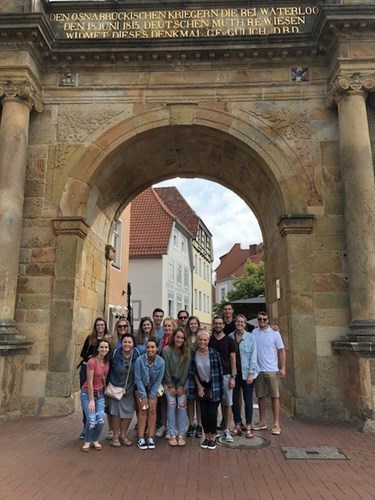 USI students pose in front of Hege Tor, gate to the Old City of Osnabrück.