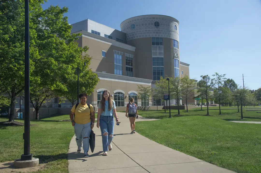 Students walking from Rice Library