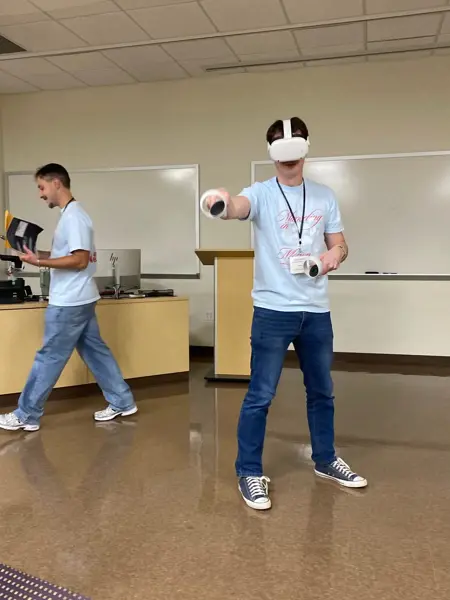 USI AMA students use VR Headsets