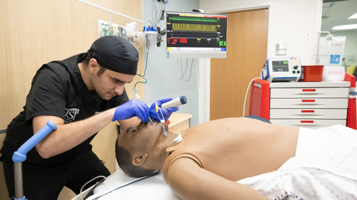 usi respiratory therapy student inserting breathing tube in simulation lab
