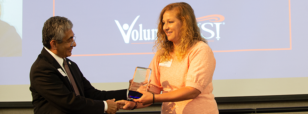 Jennifer Fehrenbacher receiving mentor of the year trophy